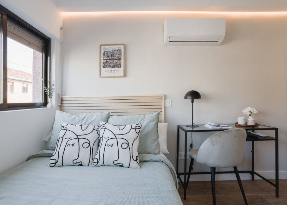 Spacious room with private bathroom located in Carabanchel