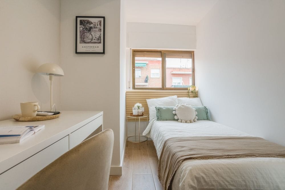 Cozy room with private bathroom located in Carabanchel