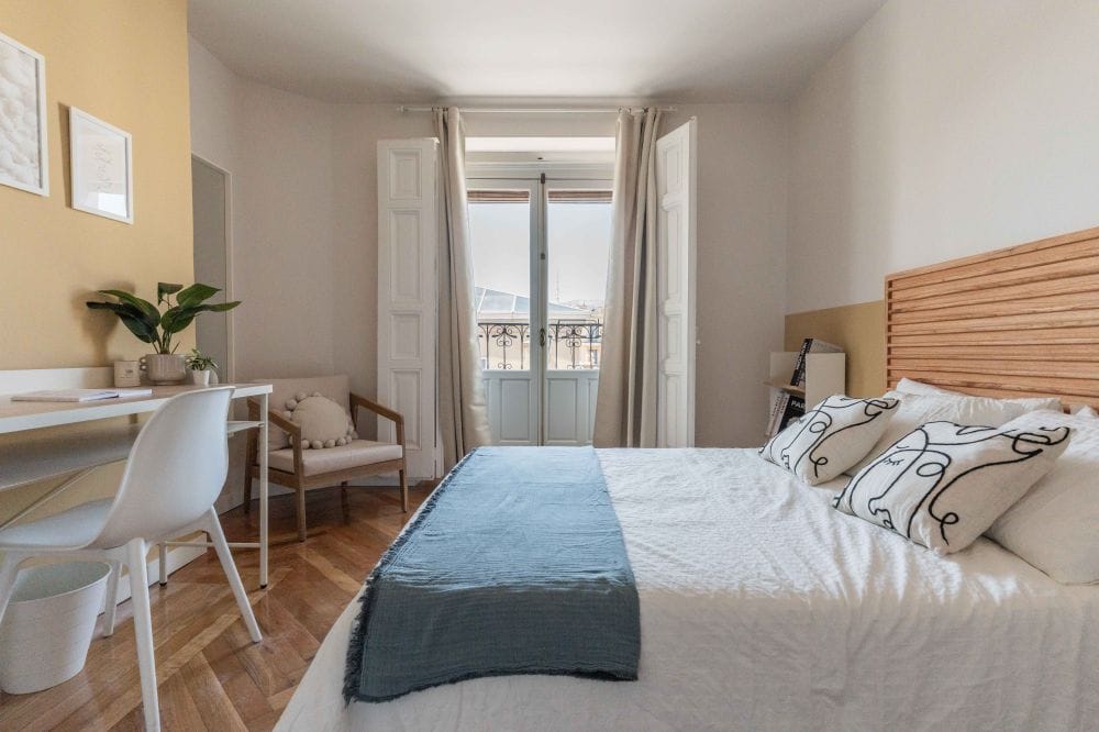 Bright room with balcony on Bailén Street