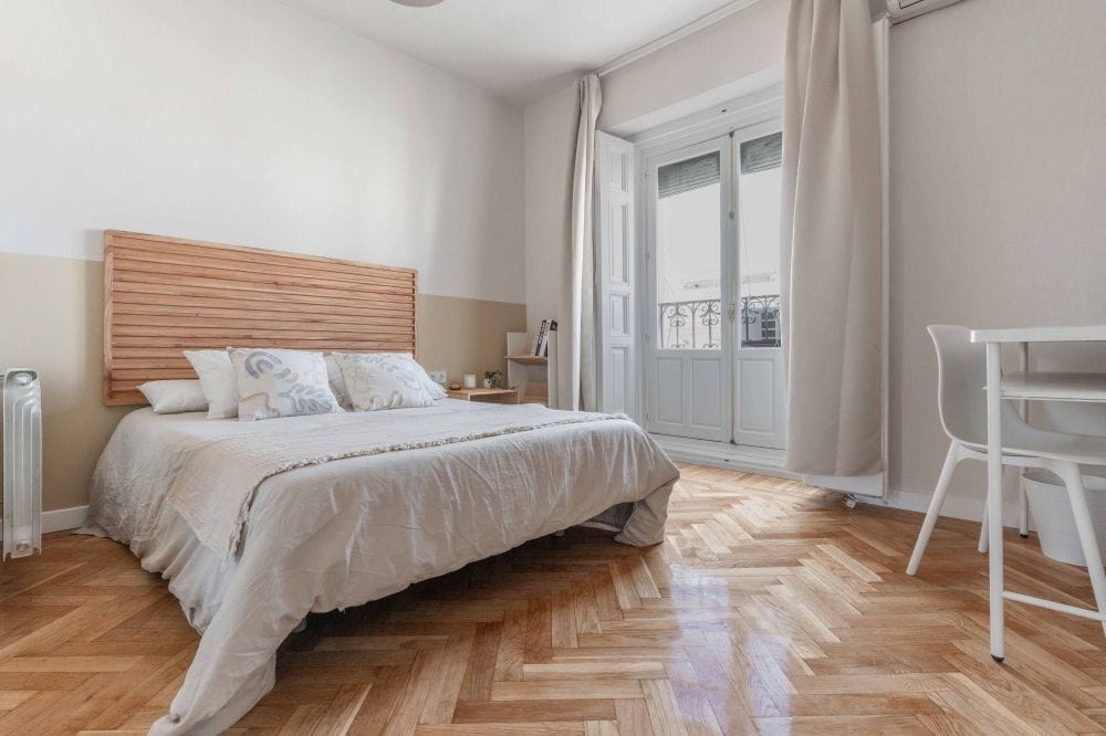 Room with balcony and air conditioning in Bailén Street