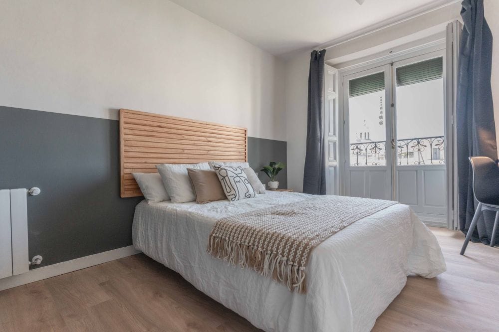 Spacious and bright room in Bailén