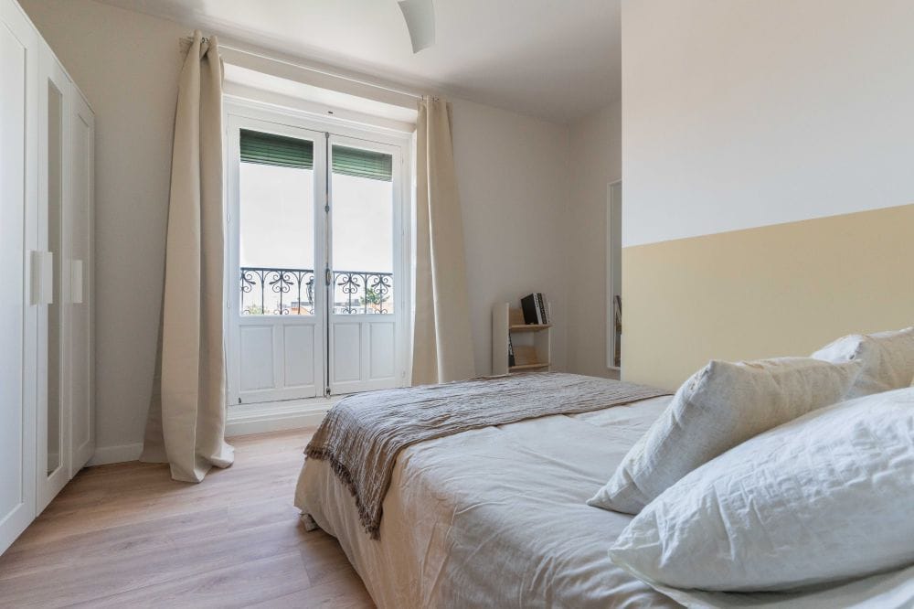 Spacious and bright room in Bailén
