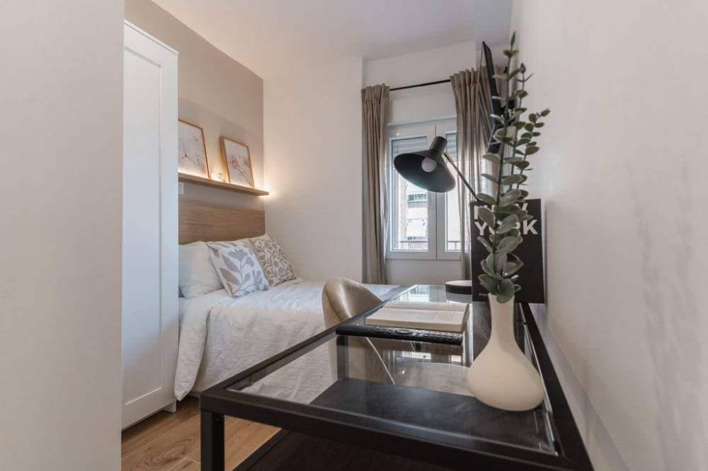 Spacious room with private bathroom in Carabanchel