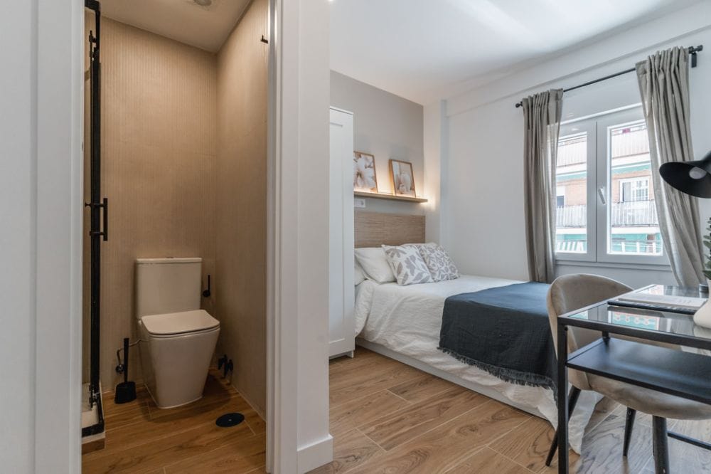 Comfortable room with private bathroom in Carabanchel