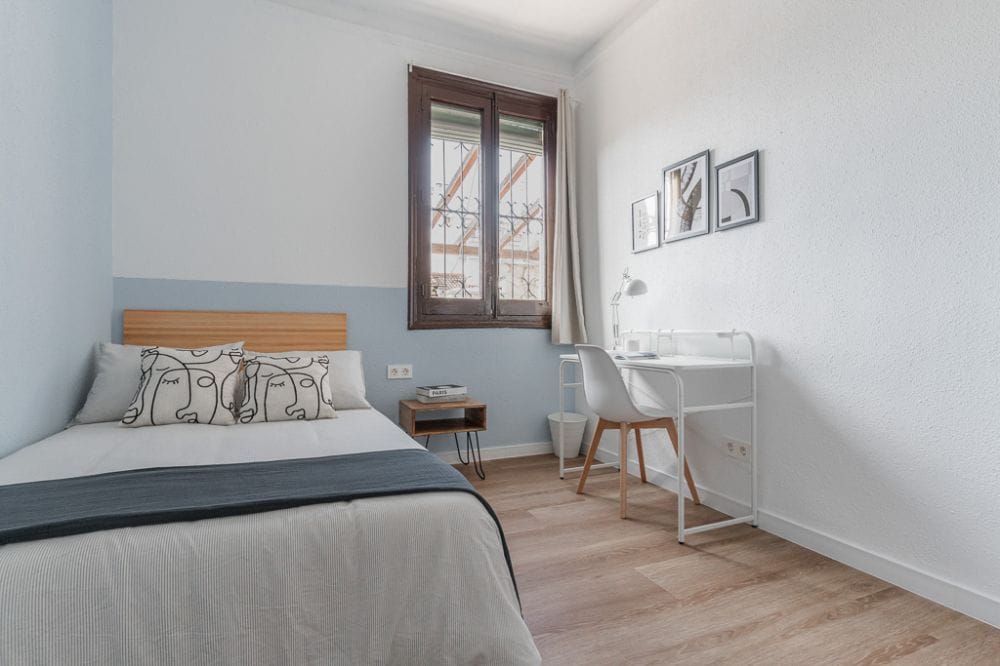 Furnished room in Preciados