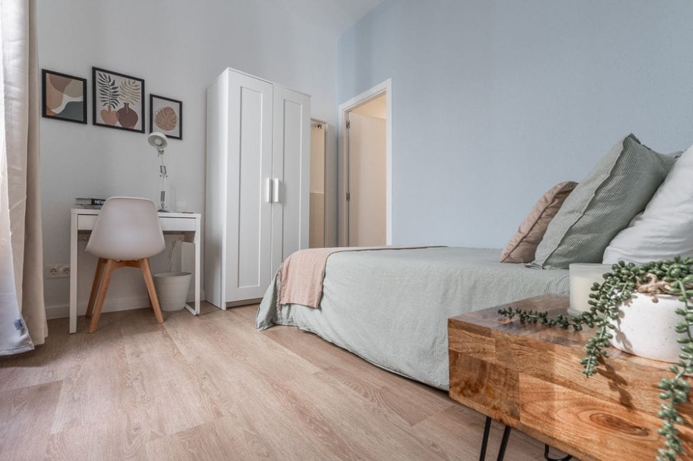 Room with private bathroom in Preciados Street