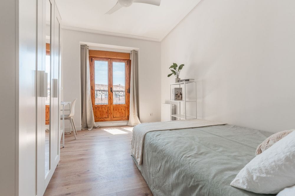Room with balcony in Redondilla Street
