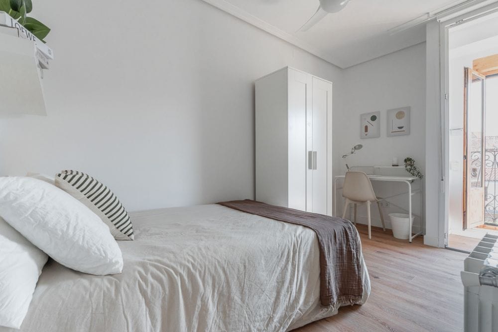 Bright room with balcony on Redondilla Street