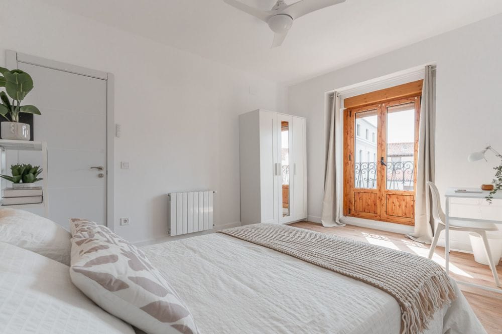 Spacious, bright room with double bed in central Madrid