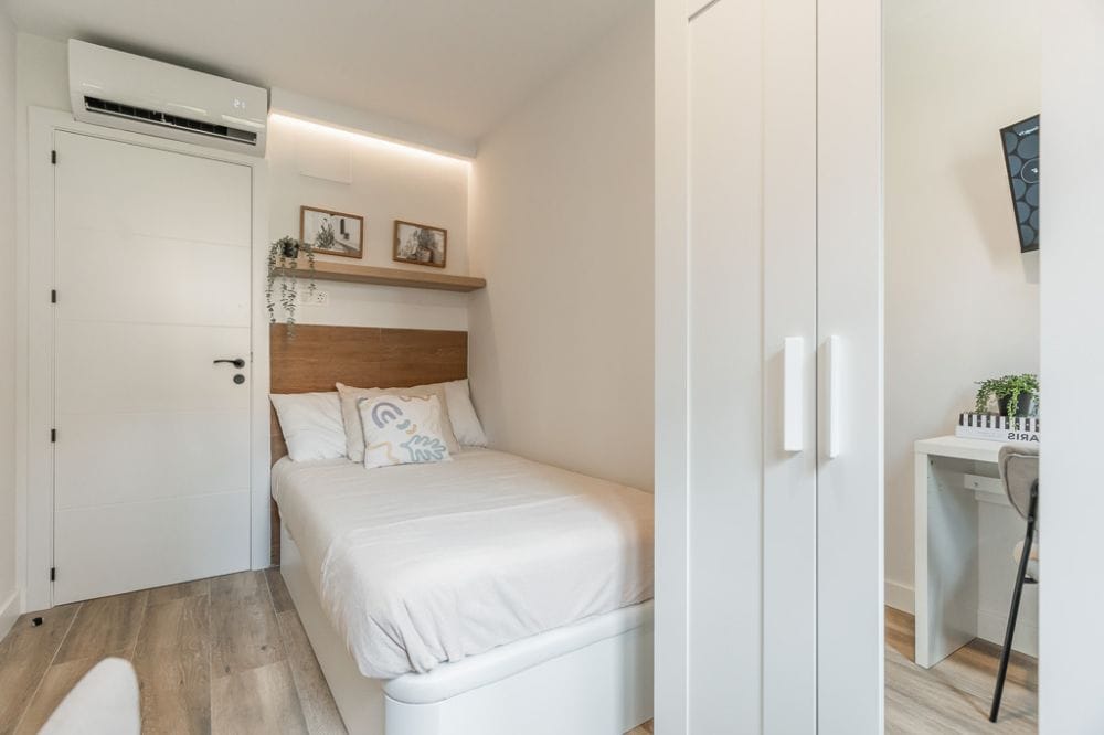 Single room with private bathroom in Madrid Río