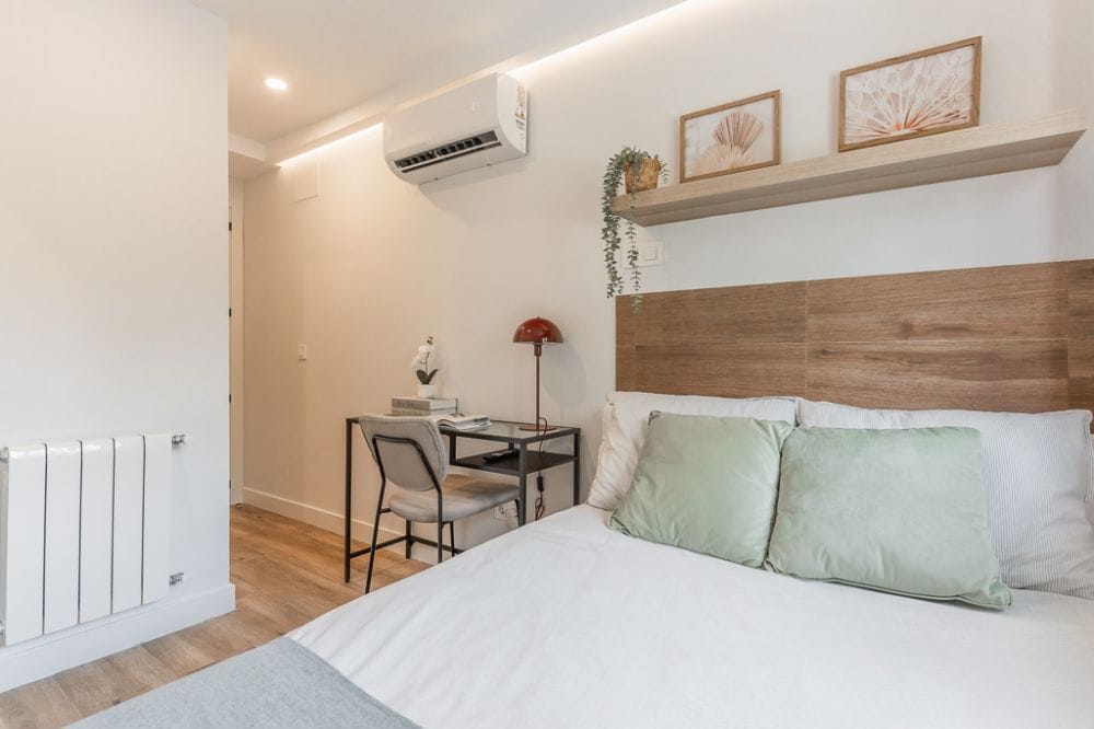 Room with private bathroom and air conditioning in Carabanchel