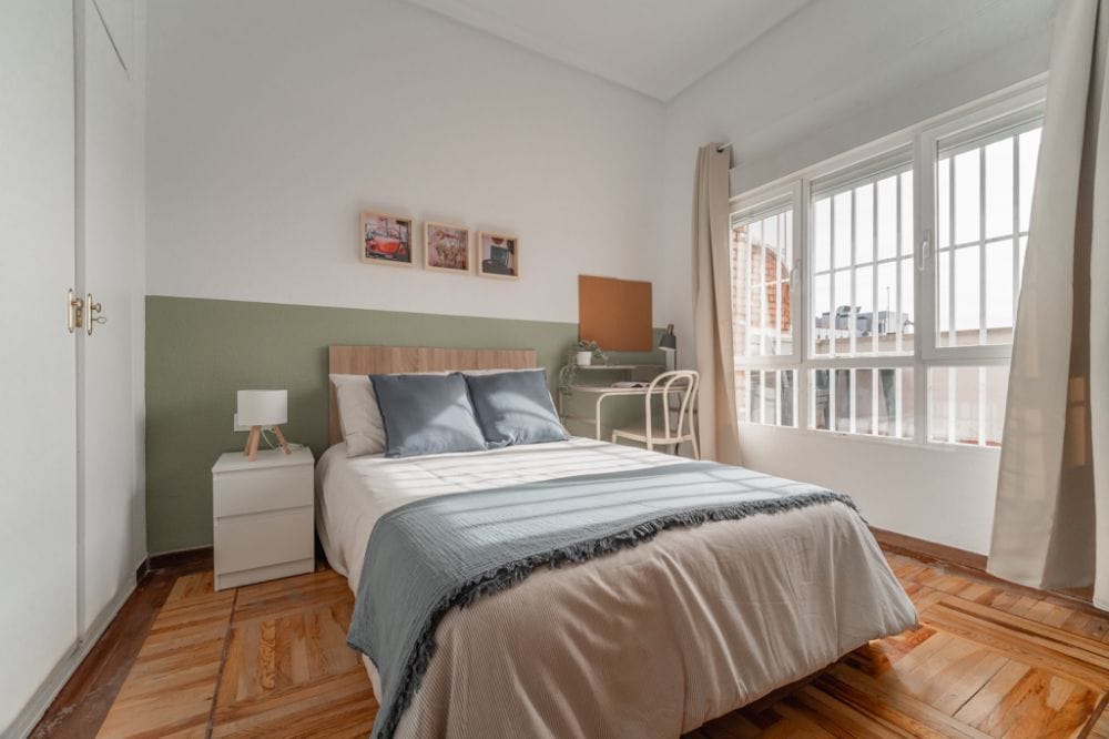 Spacious room in Atocha