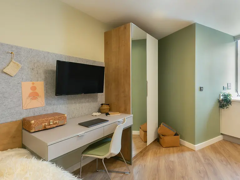 Extra Large Studio Unit 5