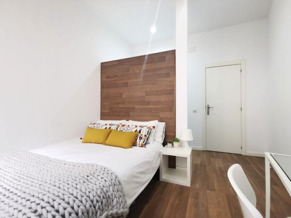 Room with balcony in Lavapiés