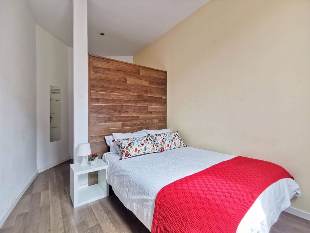 Bright double room in Valencia Street