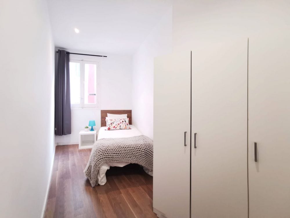 Nice single room in Valencia street