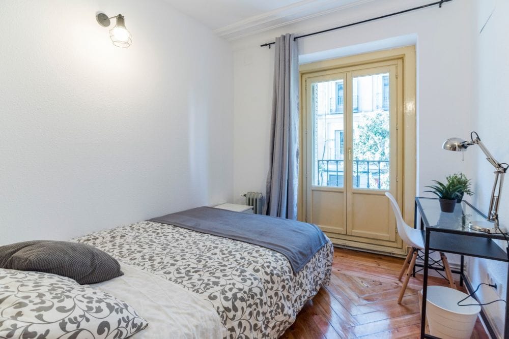 Room with balcony in Chueca