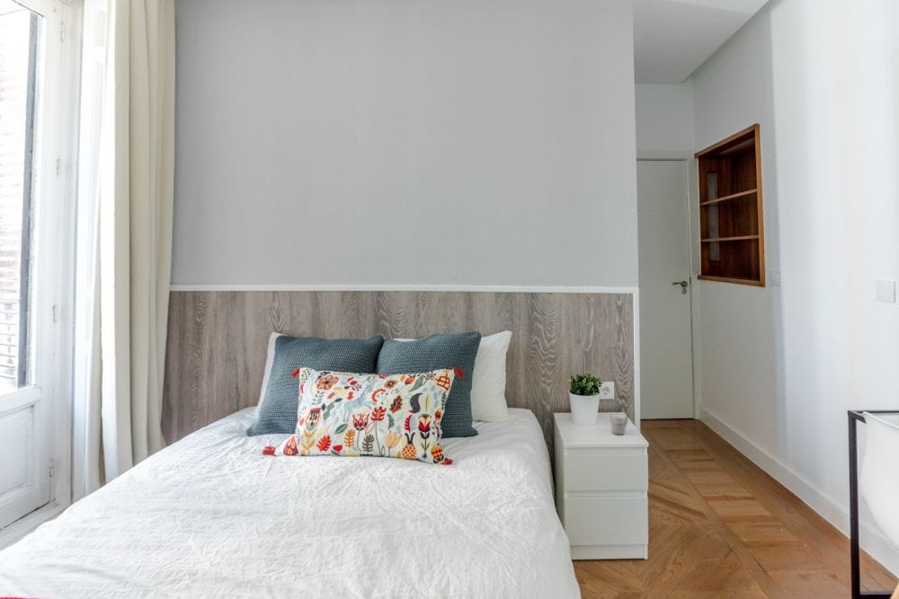 Room with two balconies in Chamberí