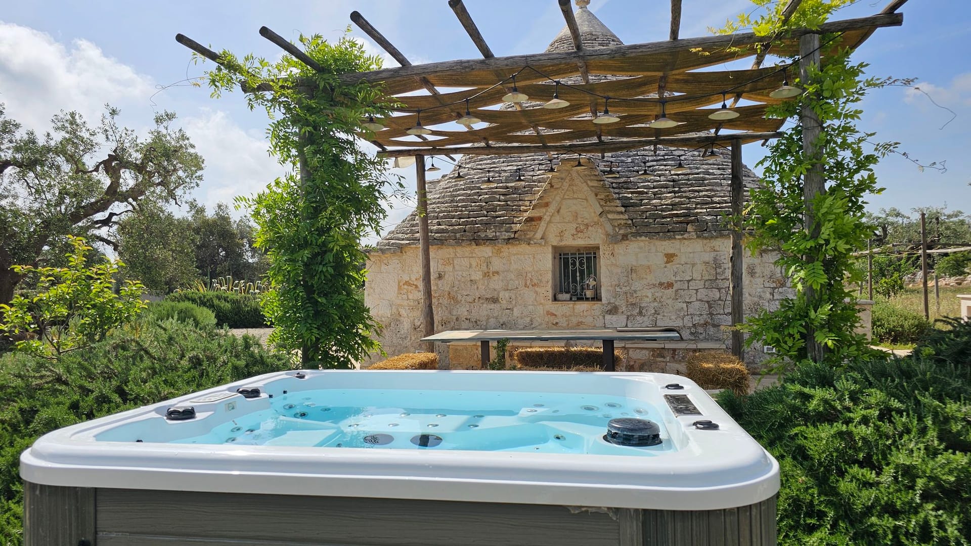 Trullo Ape Regina by Monholiday
