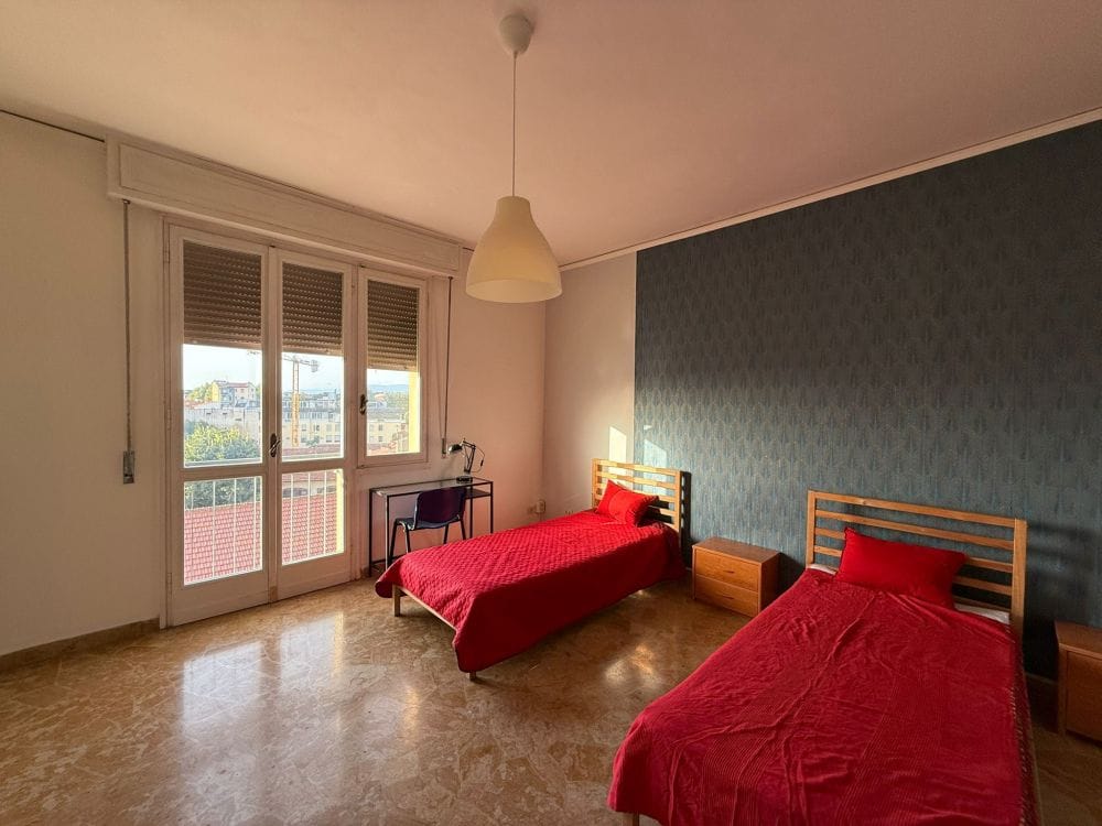 Spacious Shared room in Via Capo di Mondo