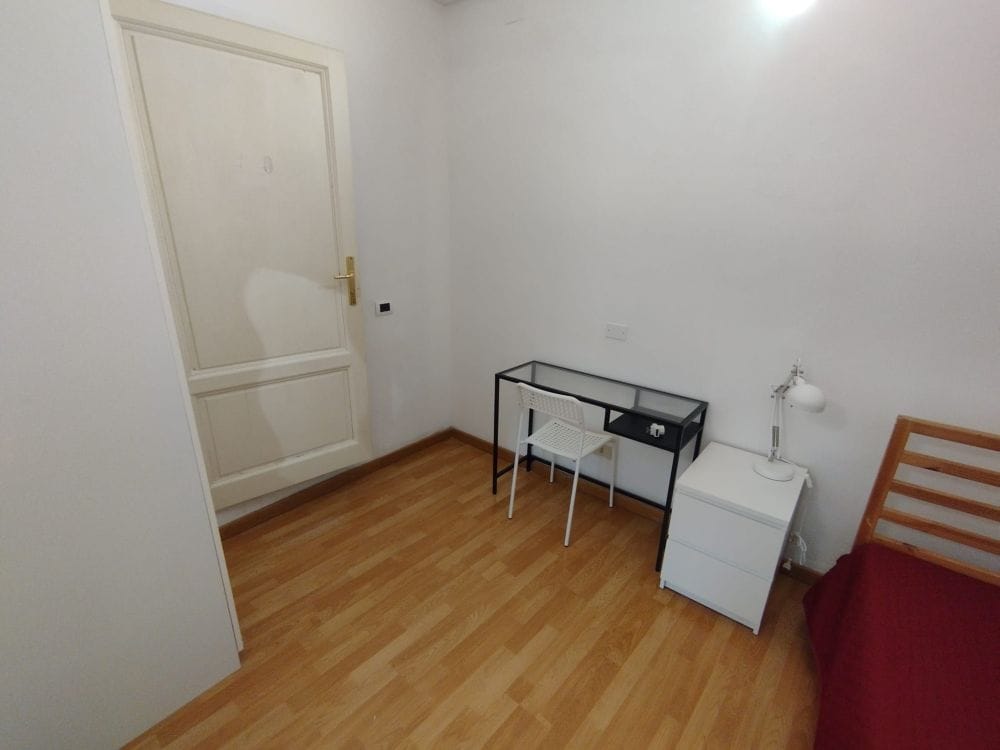 Spacious Shared room in Via Pisana
