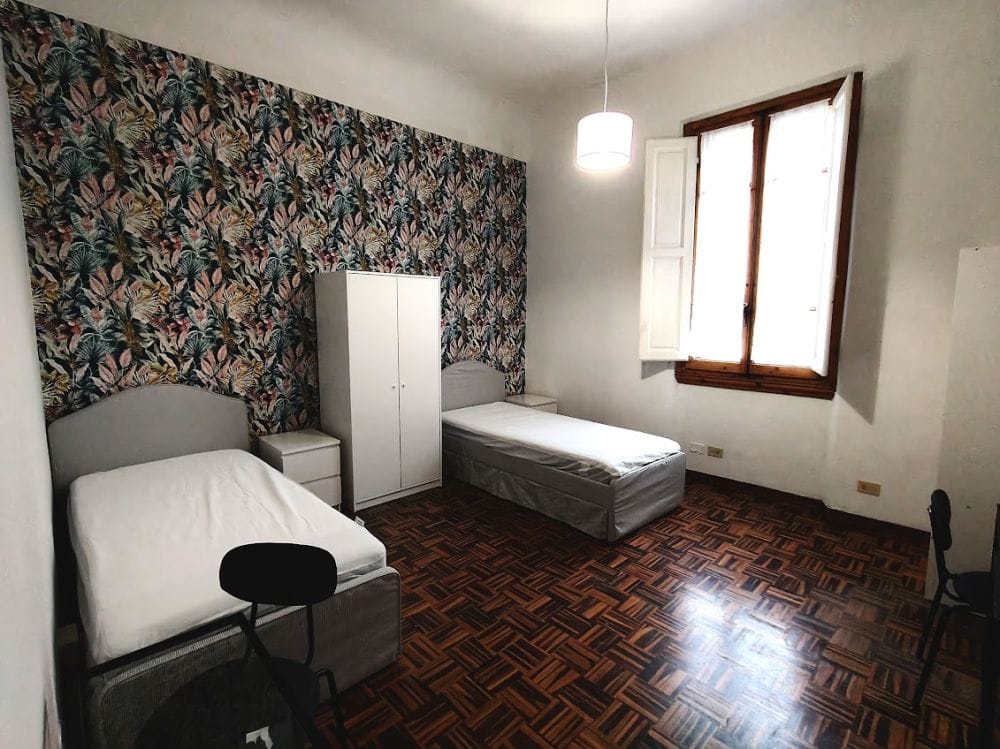 Shared Room with Window Facing the Street – Via Saffi