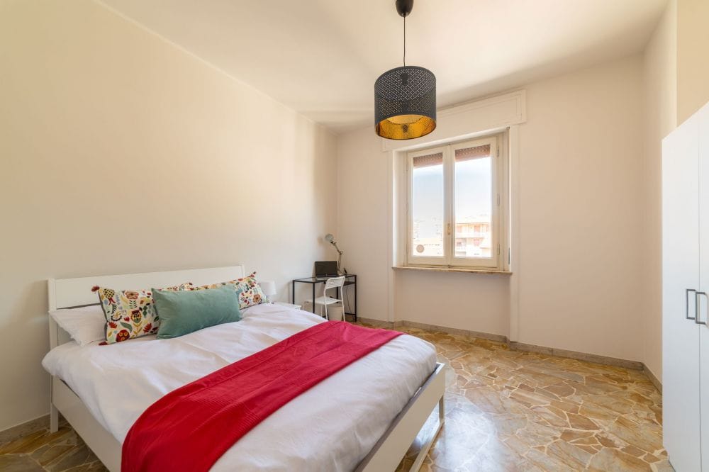 Spacious double room in Viale Dei Mille