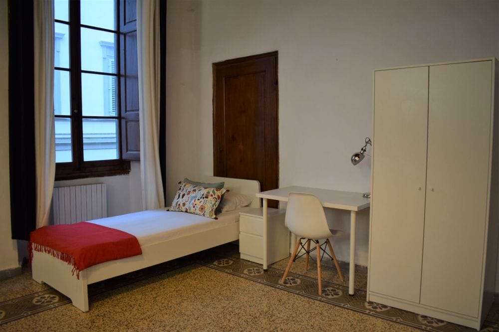 Bright and cozy private room in the city center of Florence