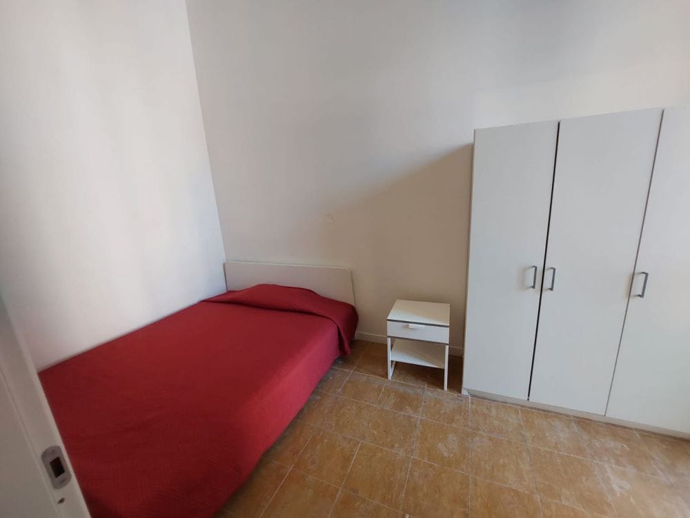 Spacious Single room Via la Farina