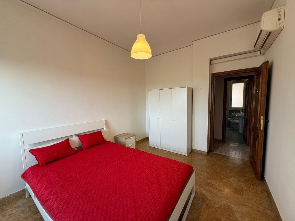 Spacious single room in Via Capo di Mondo