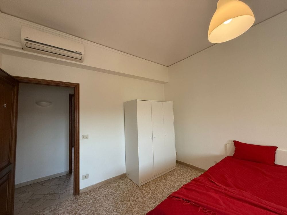 Spacious single room in Via Capo di Mondo