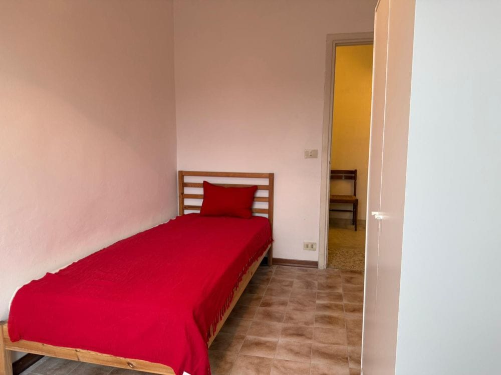 Spacious Private room in Via Sette Santi