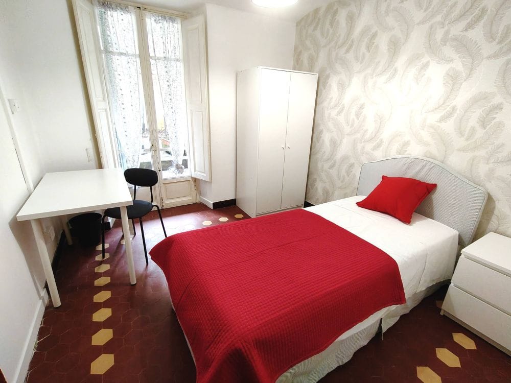 Private basement room with French door to the garden – Stadium area