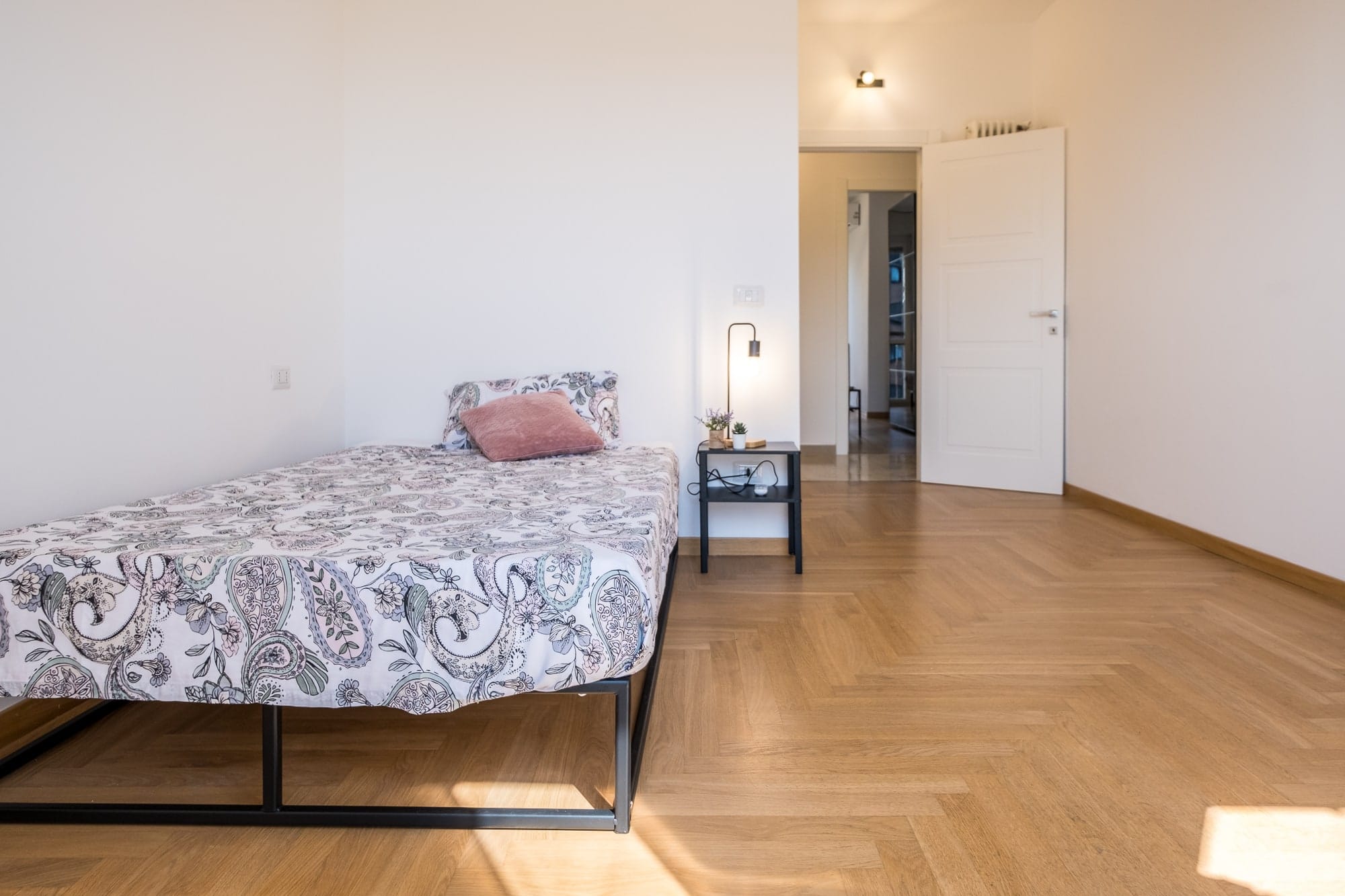 Piazza Caneva 4 – Room 1 Single use- Private walk-in closet