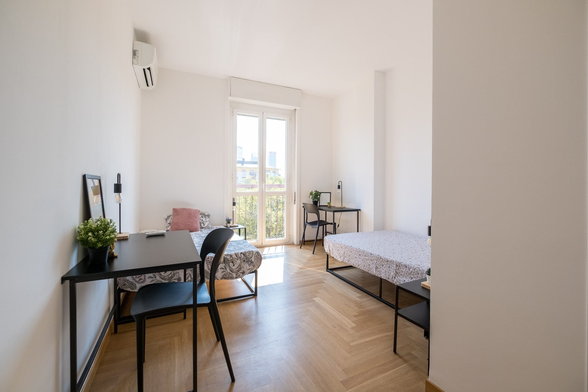 Piazza Caneva 4 – Room 1 Double use – Private walk-in closet