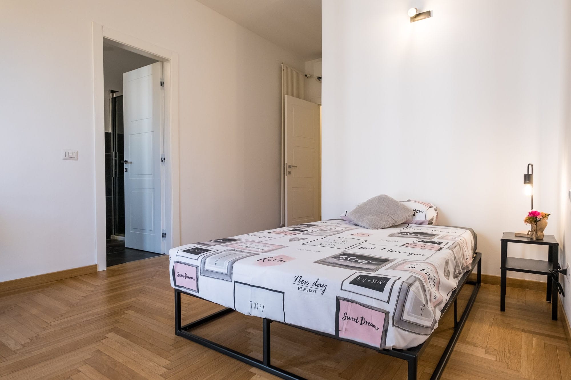 Piazza Caneva 4 – Room 2 – Ensuite Bathroom and Private Walk-in Closet