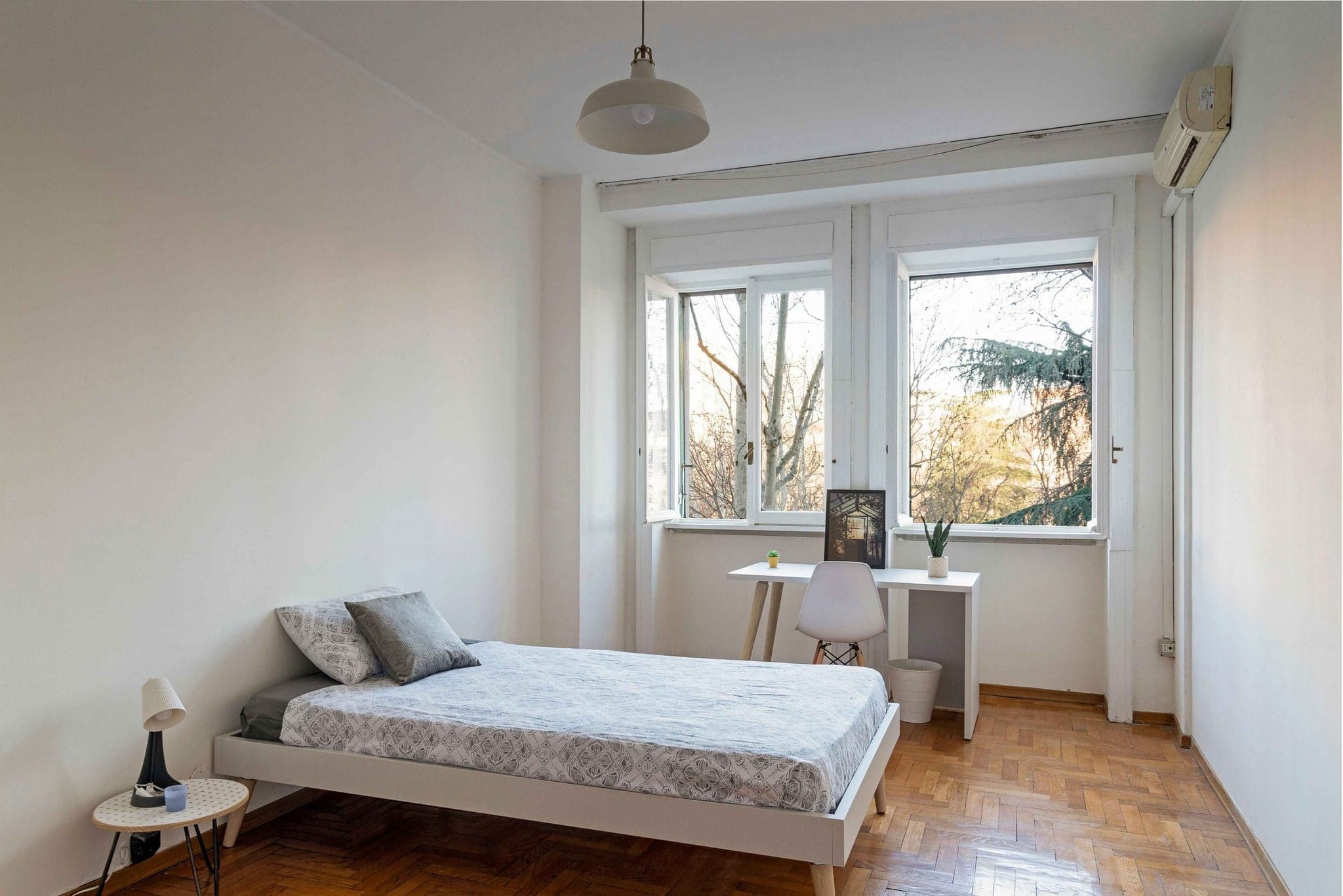 Viale Carlo Troya 2 – Room 2